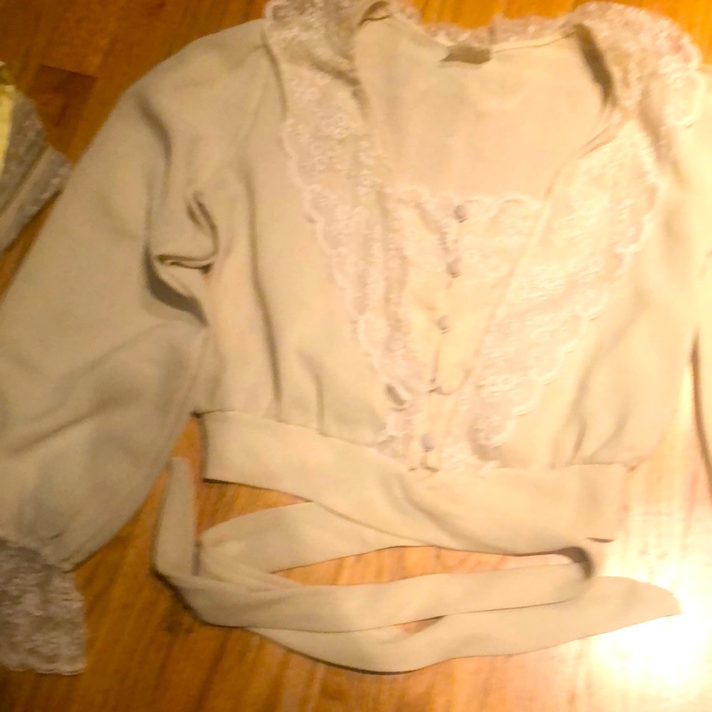 Vintage lace blouse full salivas by le voys waist belt to adjust the size